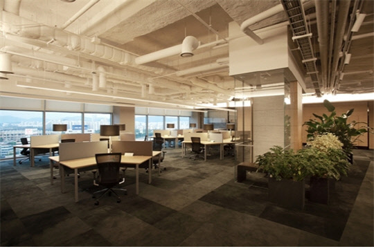 HDC 서울 삼성동 아이파크타워 사무공간 전경. 1인 좌석, 2인 좌석, 4인 이상의 좌석들이 여러 형태로 배치돼 프로젝트 성격에 따라 자유롭게 팀을 구성해 협업할 수 있다.  HDC 제공